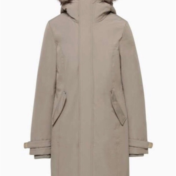 Aritzia Jackets & Blazers - Aritzia Summit parka with Hood